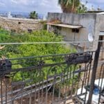בבית יוסי קורי – לשמר, לא לשעתק – המעקה שהוגבה בהתאמה (צילום: רחלי אורבך)