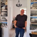 יוסי קורי – בדירה המאובזרת ביצירות אמנות ובתמונות היסטוריות (צילום: רחלי אורבך)