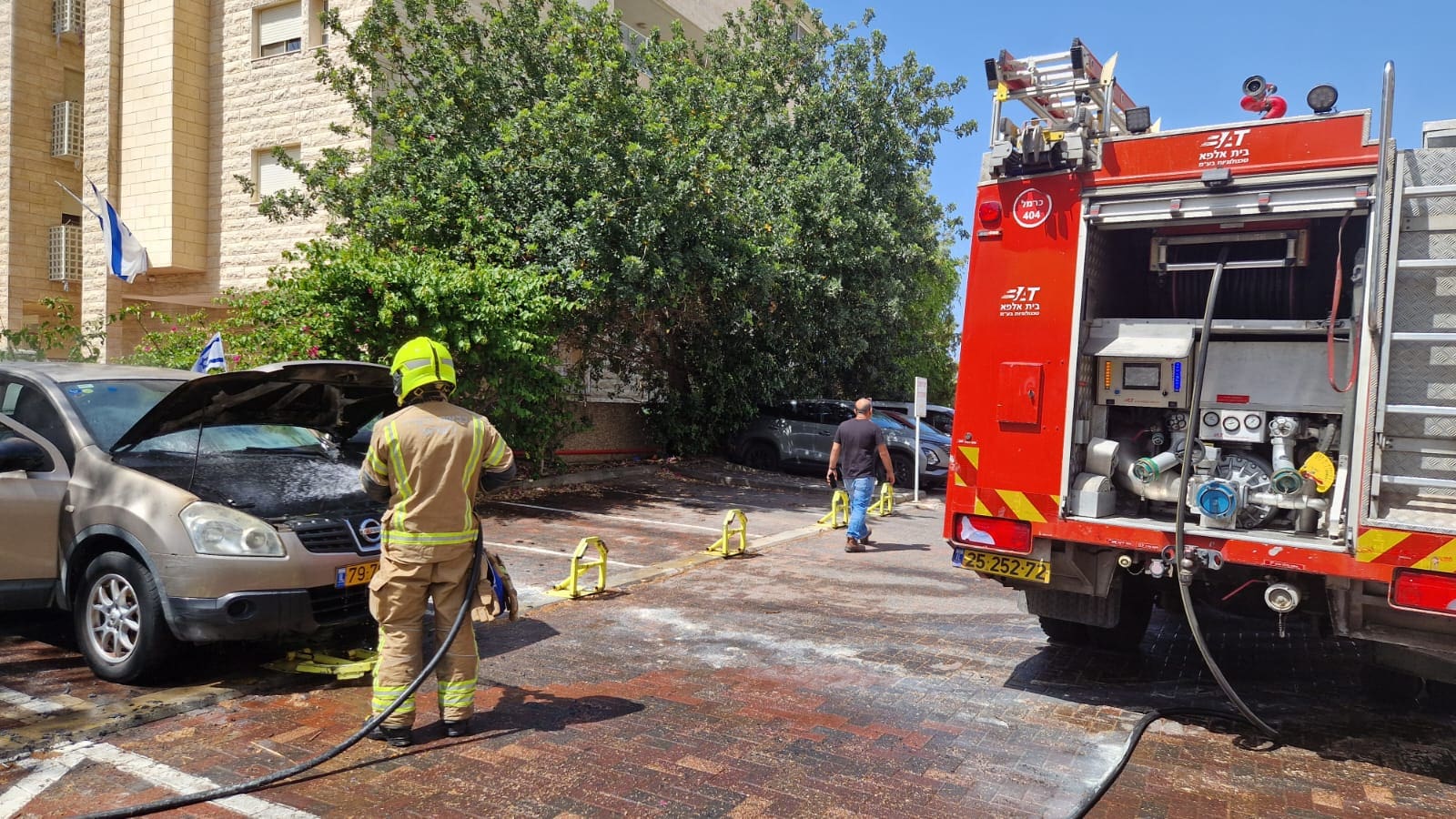רכב עלה באש בחיפה (צילום כבאות והצלה)