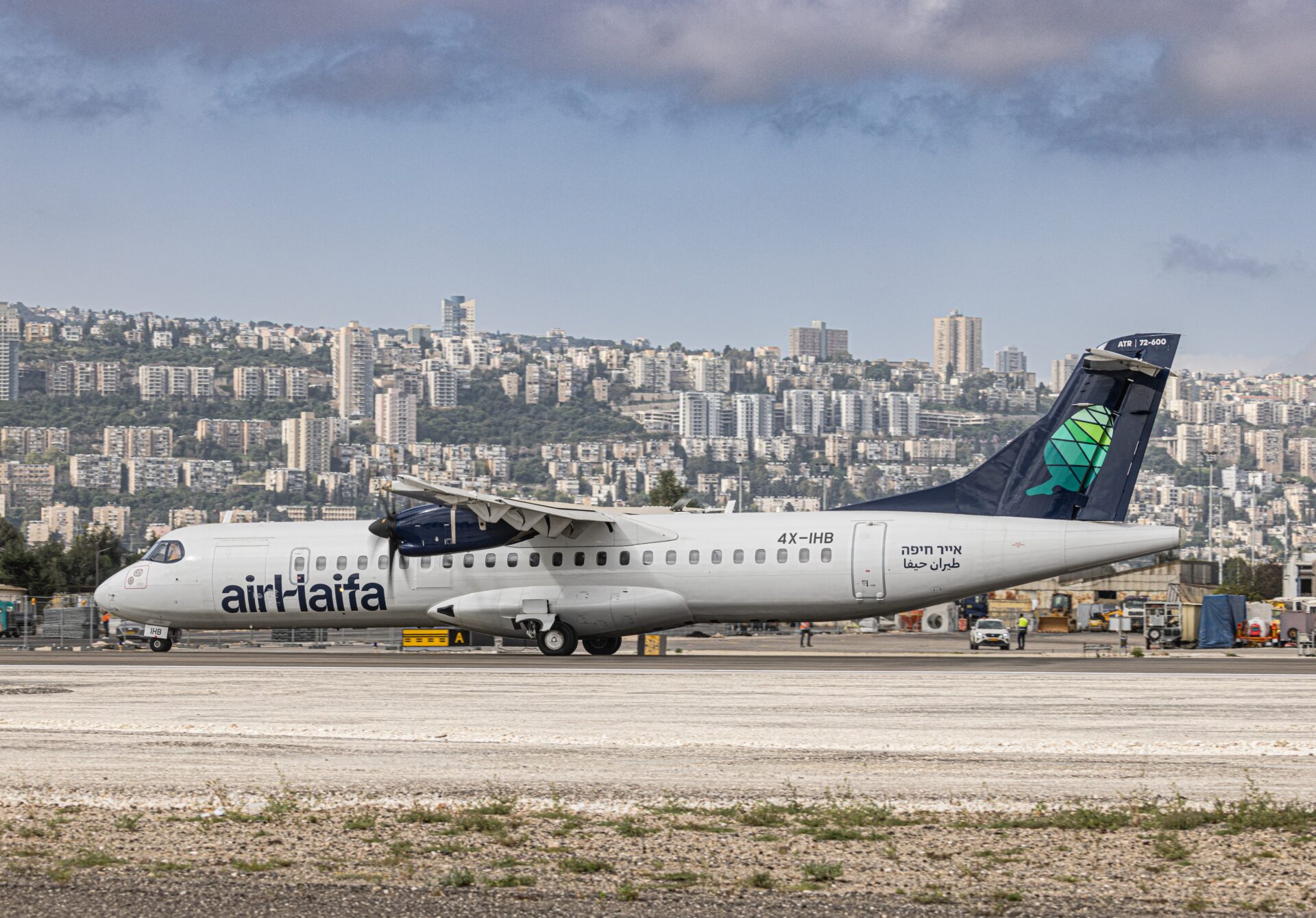 מטוס נוסעים של אייר חיפה Air Haifa בשדה התעופה של חיפה (צילום: אנתוני הרשקו)