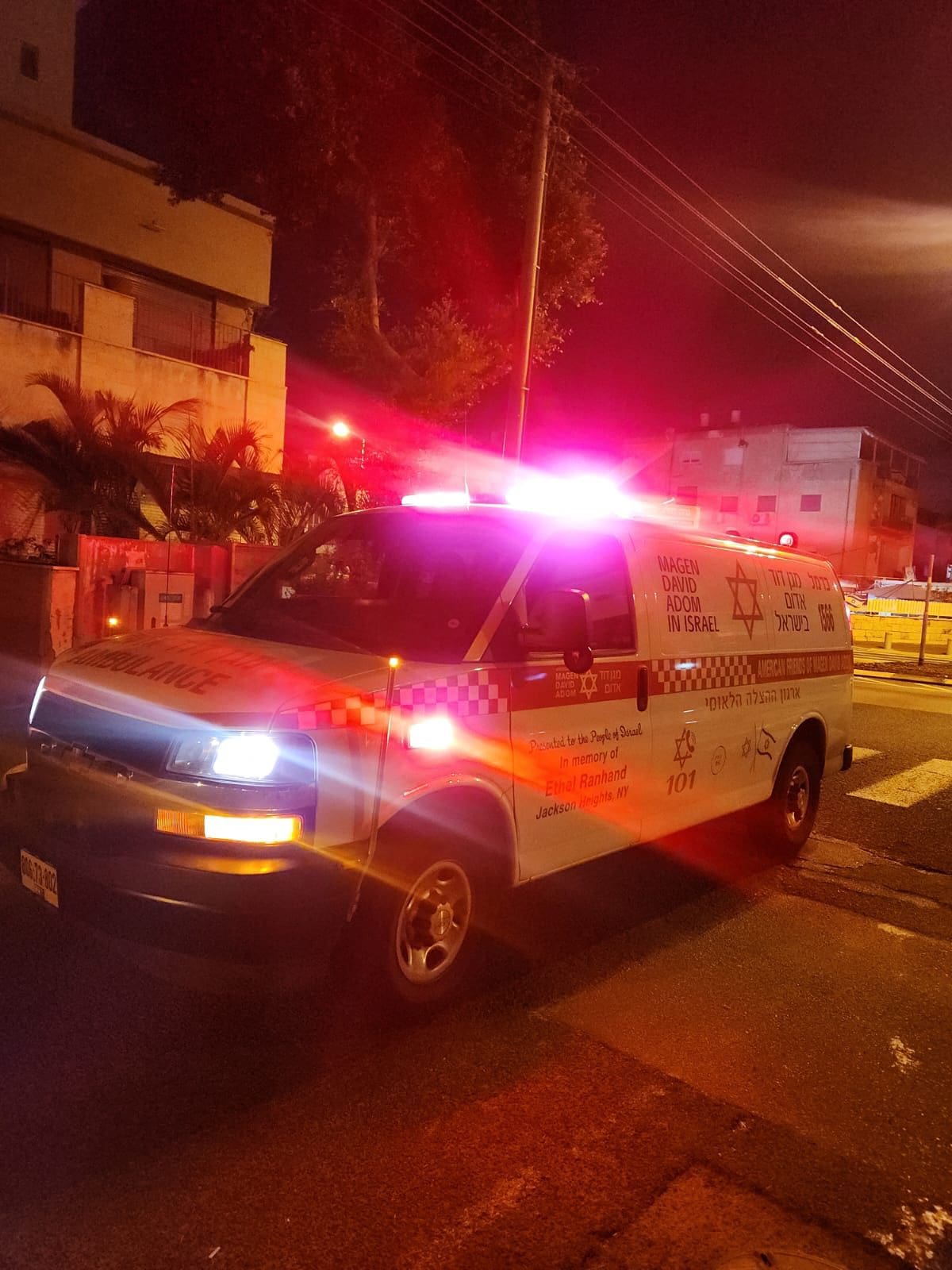 אמבולנס של מדא - תאונת אופנוע: 2 רוכבים החליקו בקריית ים ונפצעו באורח קשה ובינוני 13/5/25 (צילום: מד