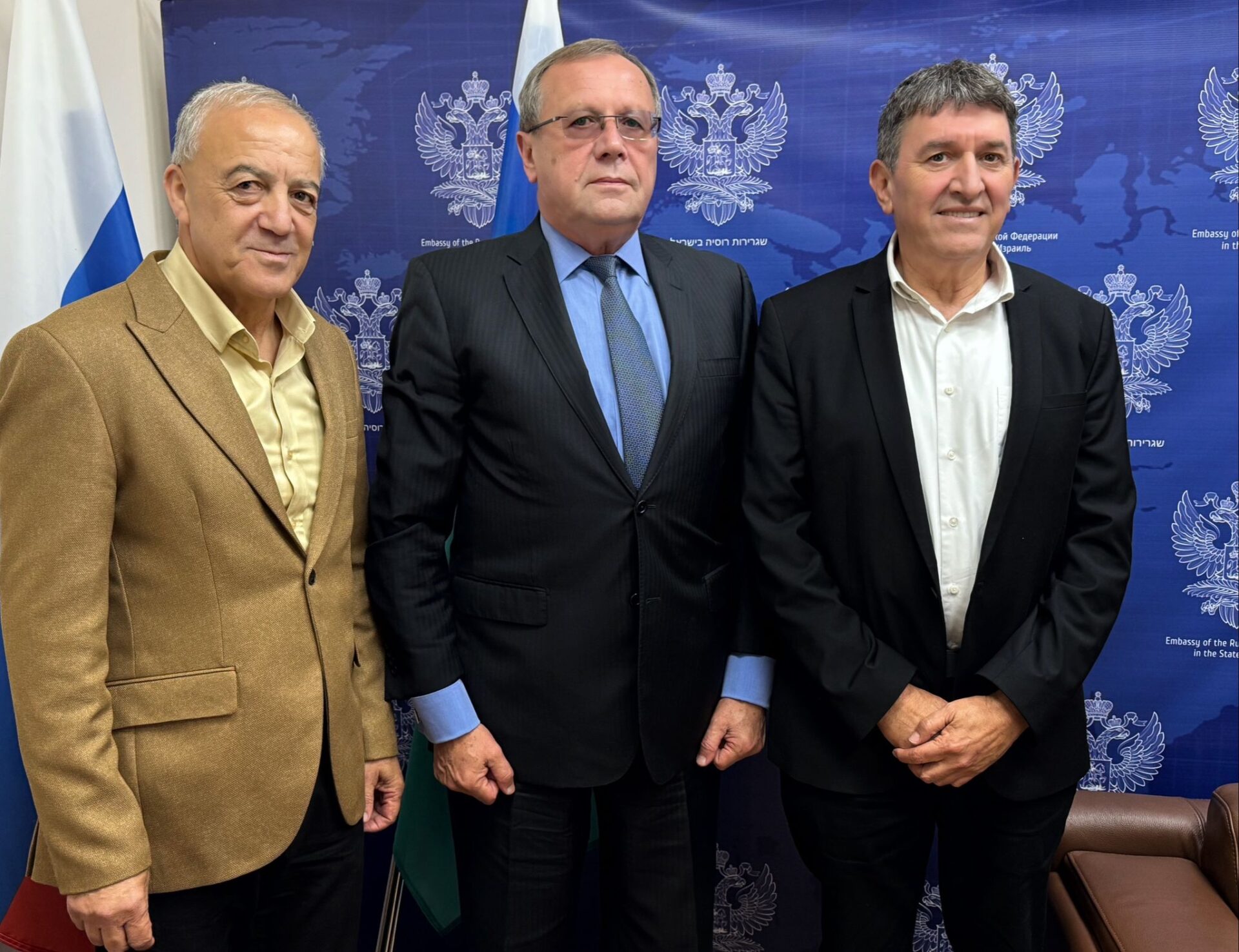 חסון חסון, אנטולי ויקטורוב (שגריר רוסיה בישראל) ואכרם חסון (צילום: אכרם חסון)