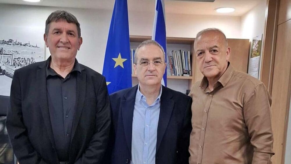פגישות עם שגרירים במטרה לקדם סיוע הומניטרי וביטחוני לעדה הדרוזית בסוריה - ד"ר אכרם חסון ותא"ל (מיל') חסון חסון (צילום: אכרם חסון)