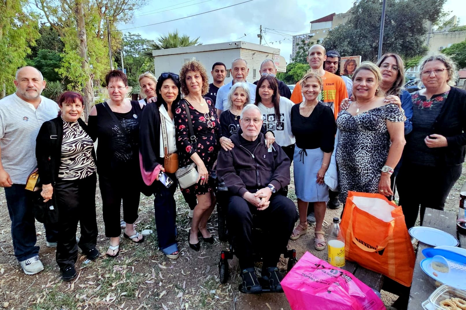 אחרי 50 שנה: אזכרה מרגשת לזמר מייק ברנט ז