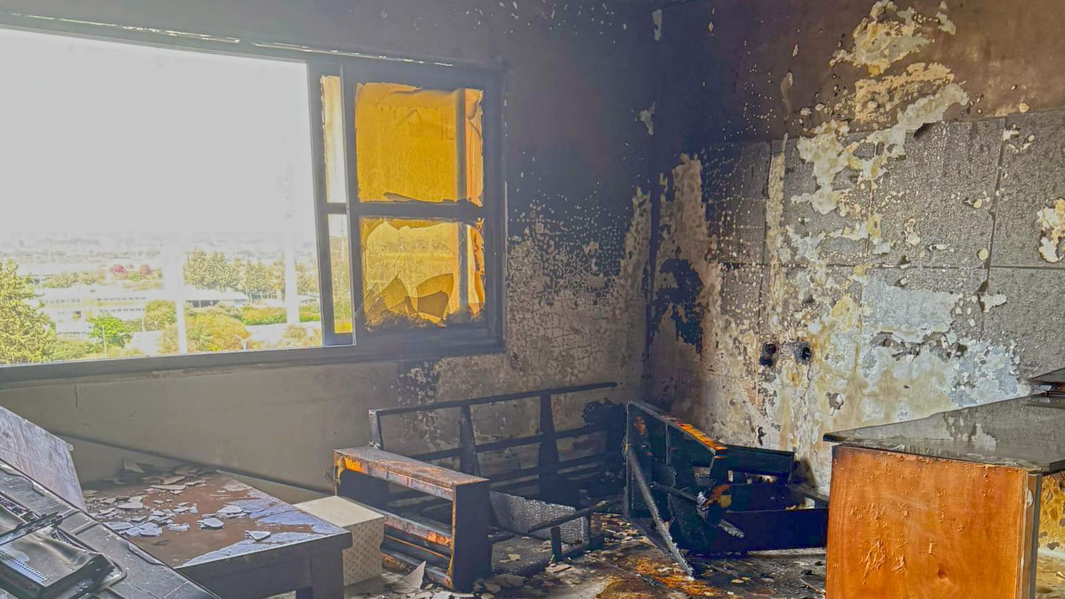 שרפה במבנה מגורים ברחוב שלום שרעבי בחיפה - 15/5/25 (צילום: כבאות והצלה)