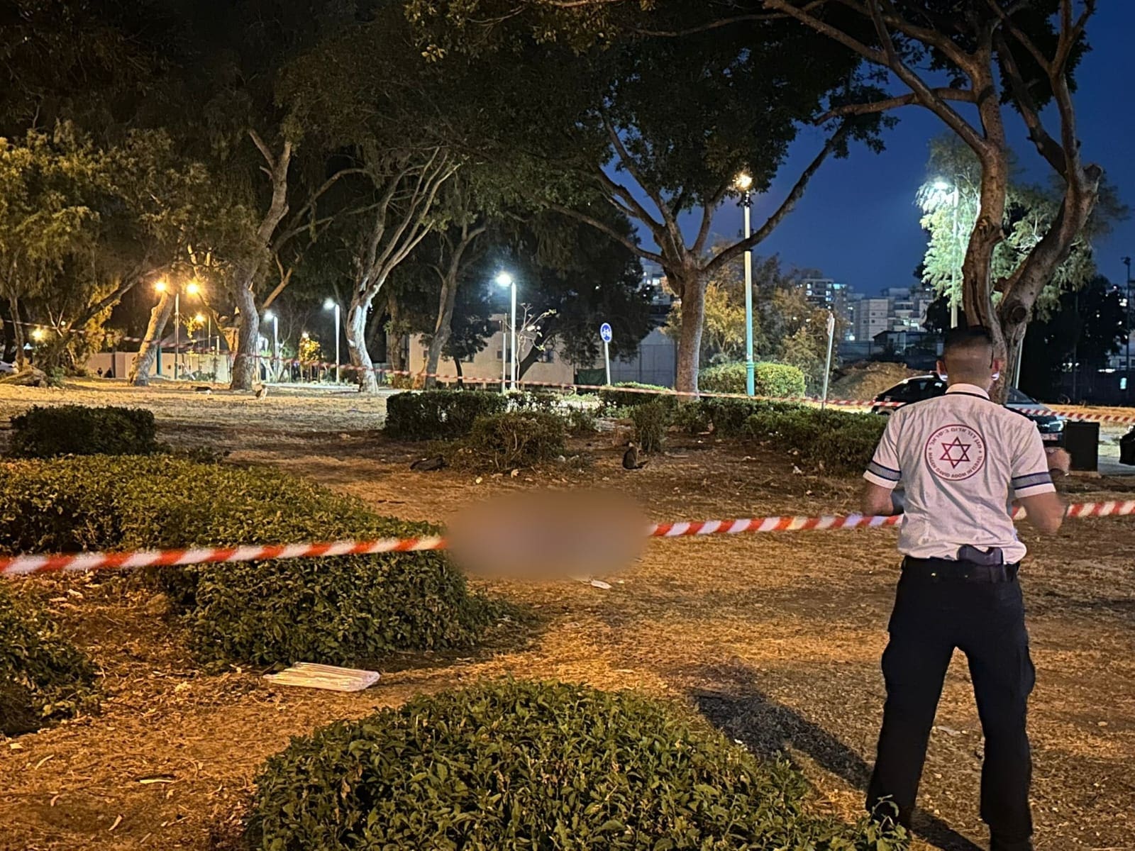 זירת רצח - גבר נרצח וגבר נוסף נפצע באורח בינוני במפארק סולד בקריית ים 16/5/25 (צילום: מד