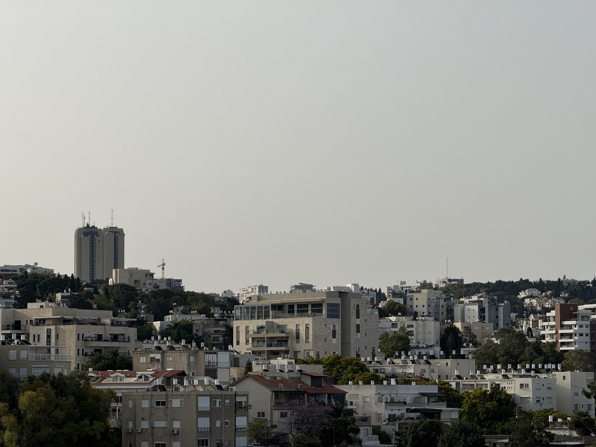 חיפה - הכרמל המערבי - עומס חום ואביך - התחזית - שבת 17/5/25 (צילום: ירון כרמי)