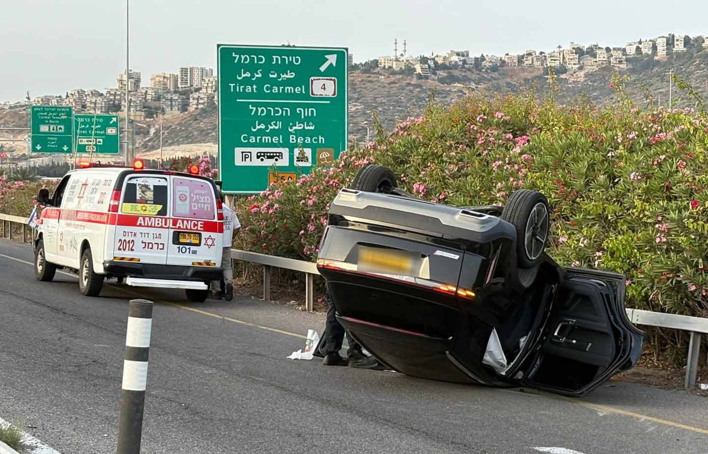 רכב התהפך בכניסה הדרומית לחיפה מכביש 2 - עומס תנועה - מוצ