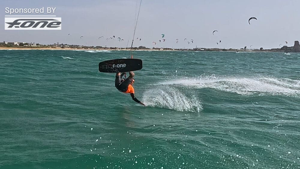 קייטסרפינג: יום שיא בחוף המבצר בעתלית - רונן נח על קייט טריגר 2025 במבצר - 16/5/25 (צילום: ירון כרמי - חי פה-TV)