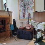 בבית חן שלו – חלל חדר המגורים ופינת הצילום (צילום: רחלי אורבך)