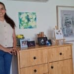 חן שלו – לצד הפינה הנקראת "פינת חן" (צילום: רחלי אורבך)