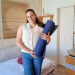חן שלו – חובקת באהבה את מזרן היוגה (צילום: רחלי אורבך)