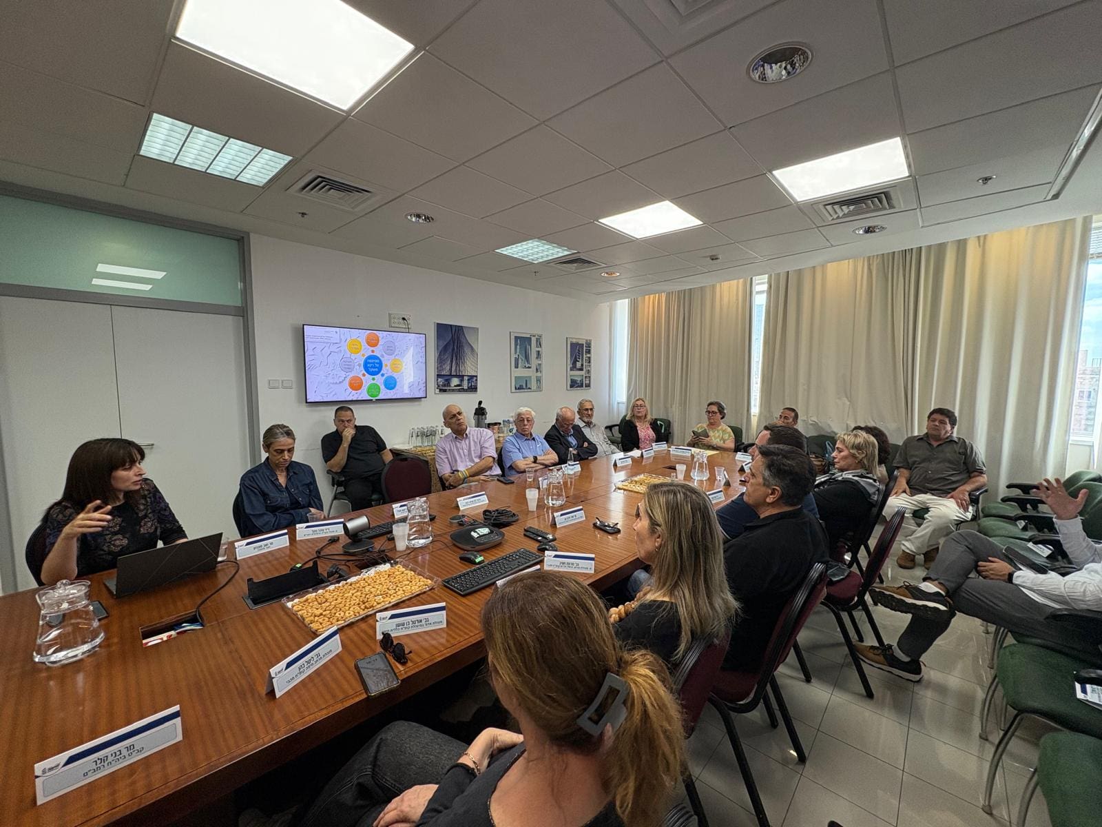 המשתתפים בישיבה (צילום: חי פה בשטח)
