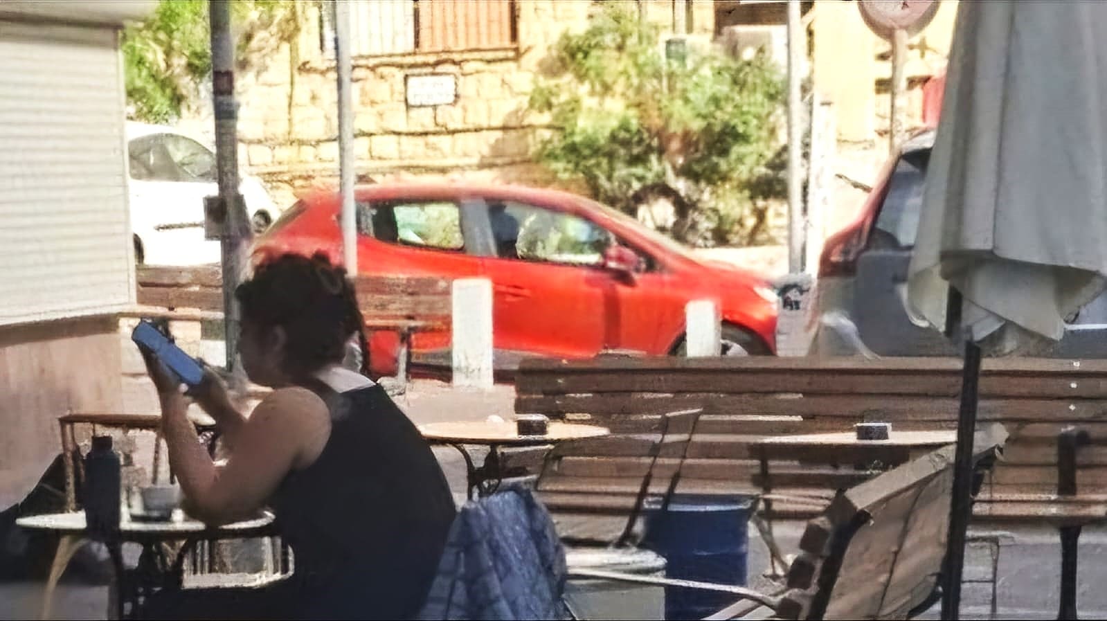 במקום מקומות חנייה - ספסלים (חי פה בשטח)