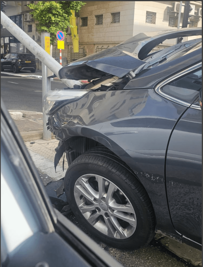 רכב נכנס בעמוד (צילום: חי פה בשטח)