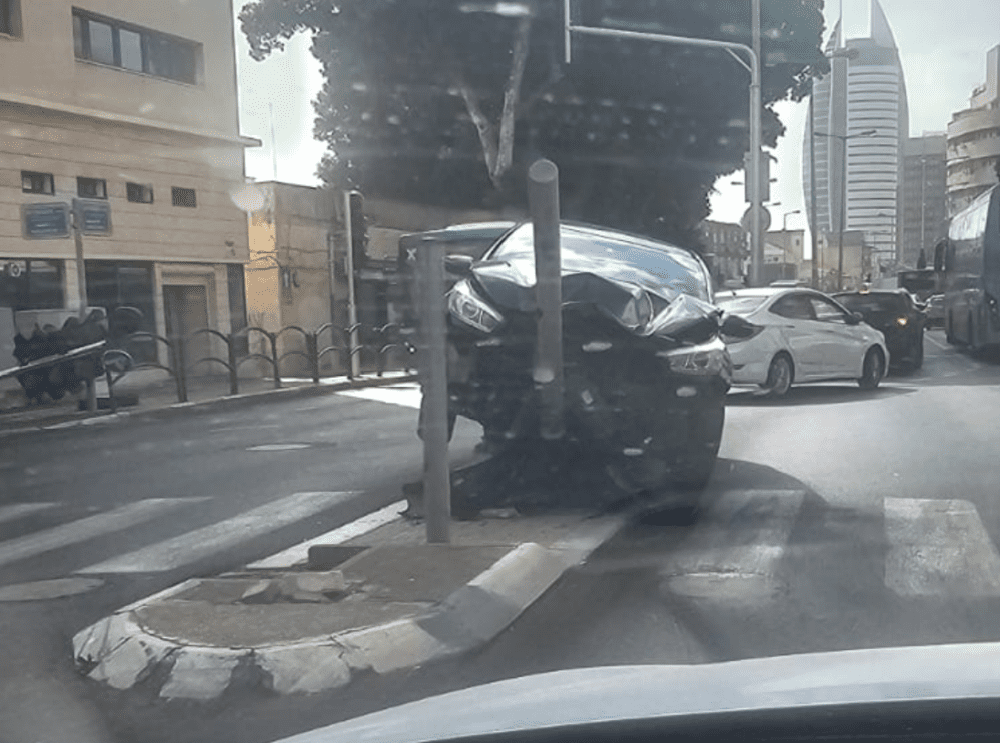רכב נכנס בעמוד (צילום: חי פה בשטח)