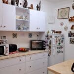 בבית רחל עזריה – מבט אל המטבח ואל חפצי הנוי שבו (צילום: רחלי אורבך)