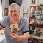 רחל עזריה – עם תמונת בעלה אהרון עזריה כלוחם הבריגדה היהודית (צילום: רחלי אורבך)