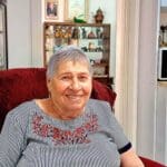רחל עזריה – ב'כורסת בעלת הבית', ממנה משקיפה על חלל הדירה (צילום: רחלי אורבך)