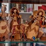 בבית רחל עזריה – שלושת הבובות העשויות מקליפות עלי תירס (צילום: רחלי אורבך)