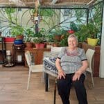 רחל עזריה – בגינתה הקטנה שבחזית הבית (צילום: רחלי אורבך)