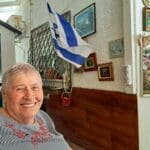 רחל עזריה – בגינת ביתה – חיוכה, חיוך שאין שני לו (צילום: רחלי אורבך)