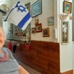 רחל עזריה – בגינת ביתה – גם בשעות לוהטות רוח נעימה מרחפת בין העלים ומשרה שלווה (צילום: רחלי אורבך)
