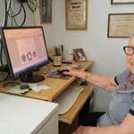 רחל עזריה – בעמדת המחשב אשר בחדר הפנימי (צילום: רחלי אורבך)