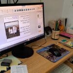 בבית רחל עזריה – בהרצאותיה ליווי שירים עבריים שנבחרו בקפידה (צילום: רחלי אורבך)