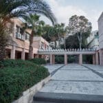 רחבת היכל התרבות והספריה העירונית בעיר נשר (צילום :שרון לייבל)
