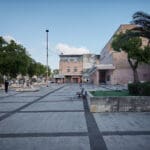 רחבת היכל התרבות והספריה העירונית בעיר נשר (צילום :שרון לייבל)