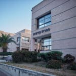 רחבת היכל התרבות והספריה העירונית בעיר נשר (צילום :שרון לייבל)