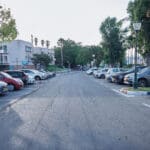 חניית היכל התרבות והספריה העירונית בעיר נשר (צילום :שרון לייבל)