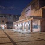 רחבת היכל התרבות והספריה העירונית נשר (צילום :שרון לייבל)