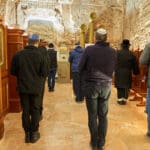 מתפללים במערת אליהו הנביא (צילום :שרון לייבל)