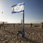 משחק כדורעף חופים בחוף הכרמל (מרידיאן) – (צילום :שרון לייבל)