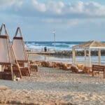 שובר הגלים ומתחם הישיבה של קפה ״פרדיסו״ בחוף דדו (צילום :שרון לייבל)