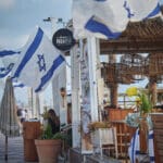 קפה ״סינמה פרדיסו״ בחוף דדו-זמיר (צילום :שרון לייבל)