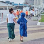 מטיילים בחוף דדו בסמוך לשיפוצים של מסעדת ״נירוונה״ (צילום :שרון לייבל)