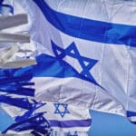 דגלי ישראל מתנופפים ברוח (צילום: שרון לייבל)