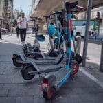 קורקינטים שיתופיים עם לוחיות רישוי ליד התחנה המרכזית תל אביב (צילום: שרון לייבל)