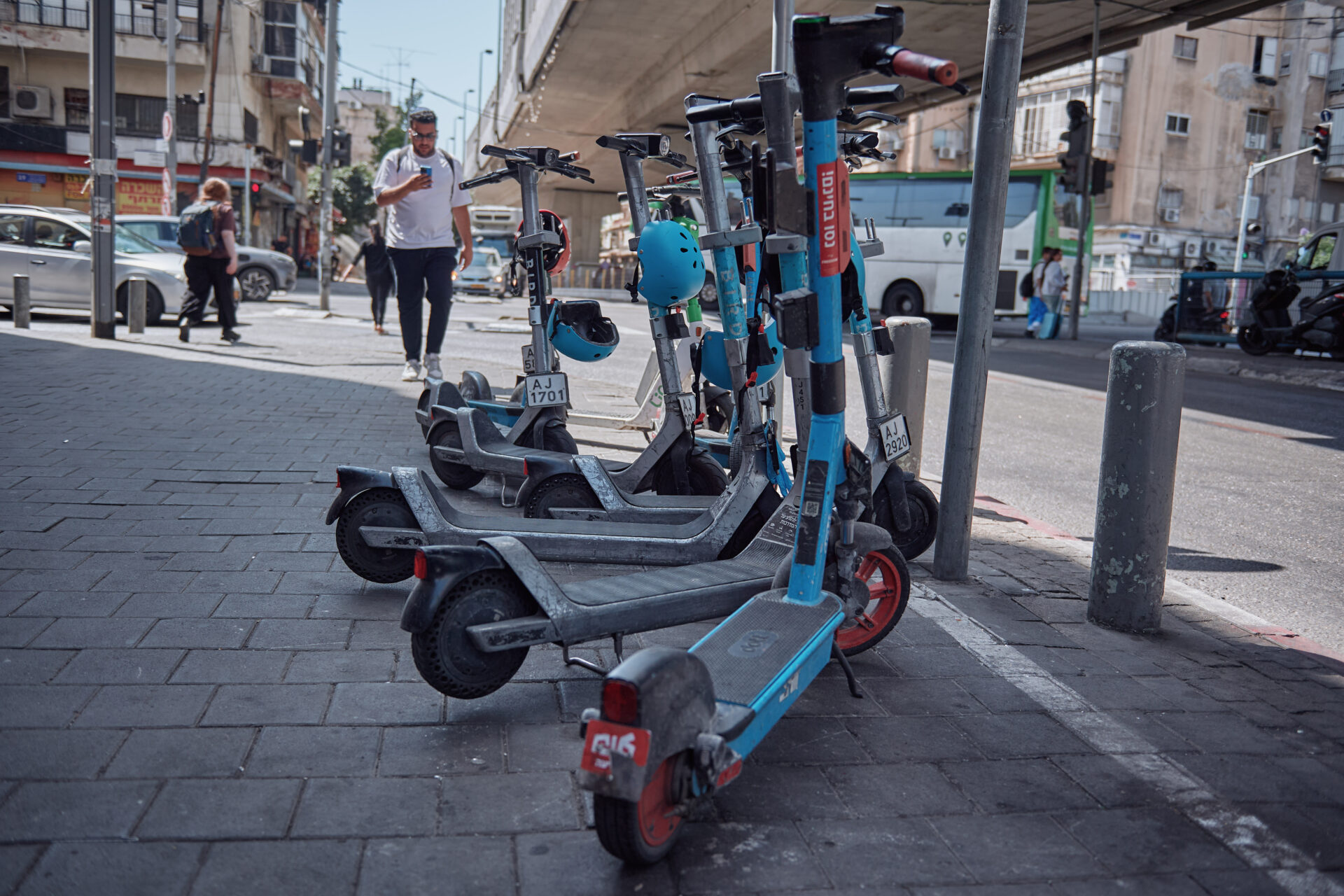 קורקינטים שיתופיים עם לוחיות רישוי ליד התחנה המרכזית תל אביב (צילום: שרון לייבל)