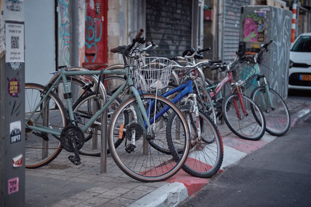 חניית אופניים בדרום תל אביב (צילום: שרון לייבל)