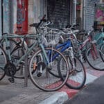 חניית אופניים בדרום תל אביב (צילום: שרון לייבל)