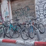 חניית אופניים בדרום תל אביב (צילום: שרון לייבל)
