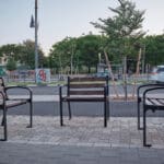 ספסלים ציבוריים ליד בית ספר יסודי ״דרויאנוב״ בדרום תל אביב (צילום: שרון לייבל)