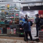 עובדים זרים בתחנה המרכזית בתל אביב (צילום: שרון לייבל)