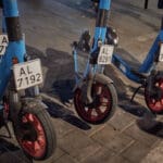 קורקינטים שיתופיים עם לוחית רישוי בדרום תל אביב (צילום: שרון לייבל)