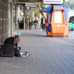 חסר בית הומלס ברחוב העצמאות בחיפה (צילום: שרון לייבל)