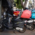 קטנועים ממלאים וחוסמים את המדרכה בחיפה (צילום: שרון לייבל)